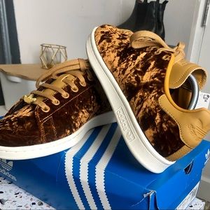 NWT limited edition Gold/Cognac/Brown Crushed Velvet Adidas Stan Smith size 8m